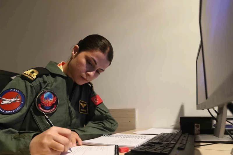 Türk Deniz Kuvvetleri'nin ilk kadın uçak pilotu Hilal Aydın