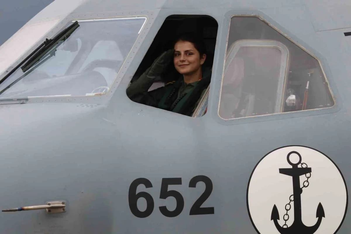 Türk Deniz Kuvvetleri’nin ilk kadın uçak pilotu Hilal Aydın, Kocaeli Deniz Hava Komutanlığı’nda görev başında