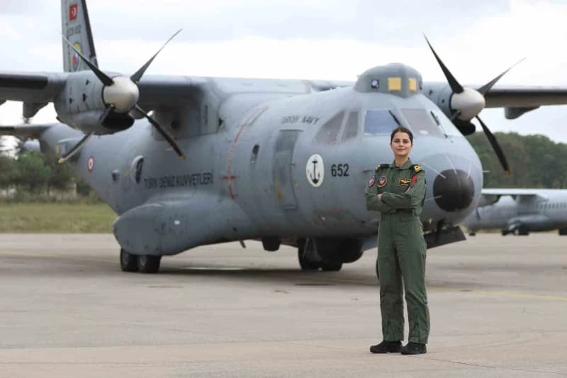 Türk Deniz Kuvvetleri'nin ilk kadın uçak pilotu Hilal Aydın