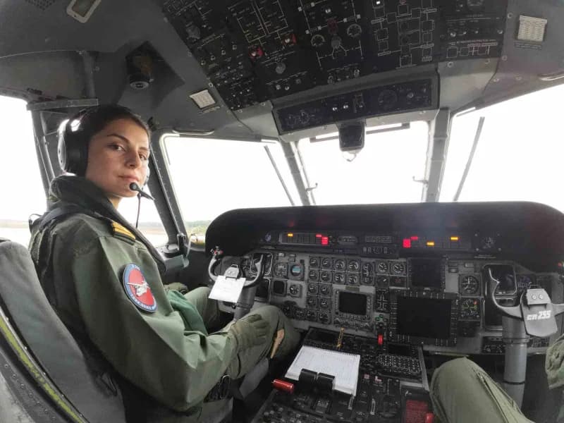 Türk Deniz Kuvvetleri'nin ilk kadın uçak pilotu Hilal Aydın