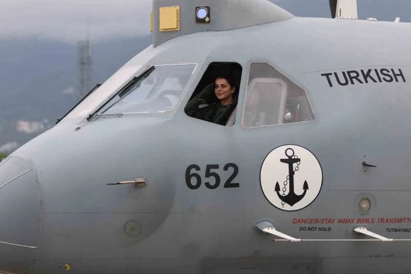 Türk Deniz Kuvvetleri tarihinde bir ilk yaşandı. Babası uzman çavuş olan Hilal Aydın, zorlu eğitimleri başarıyla tamamla