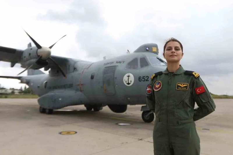 Türk Deniz Kuvvetleri'nin ilk kadın uçak pilotu Hilal Aydın
