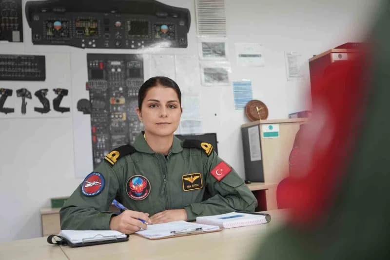 Türk Deniz Kuvvetleri tarihinde bir ilk yaşandı. Babası uzman çavuş olan Hilal Aydın, zorlu eğitimleri başarıyla tamamla
