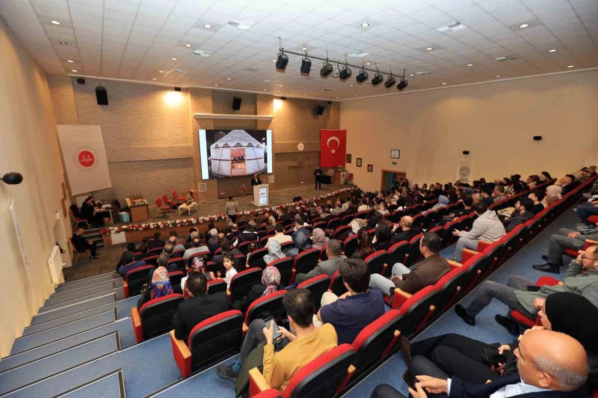 Talas Belediyesi'nin öncülüğünde düzenlenen 2. Talas Türk Dünyası Şair ve Yazarlar Buluşması, şiir ve kardeşlik mesajlar