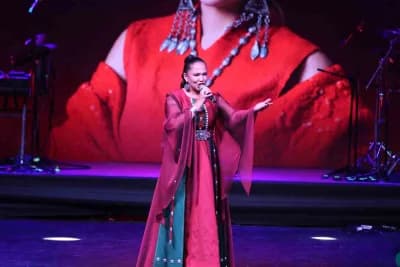Kocaeli Kongre Merkezi’nde Türk Dünyası Gençlik Buluşması etkinliğinde sahnede performans sergileyen sanatçılar ve gençl