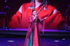 Kocaeli Kongre Merkezi’nde Türk Dünyası Gençlik Buluşması etkinliğinde sahnede performans sergileyen sanatçılar ve gençl