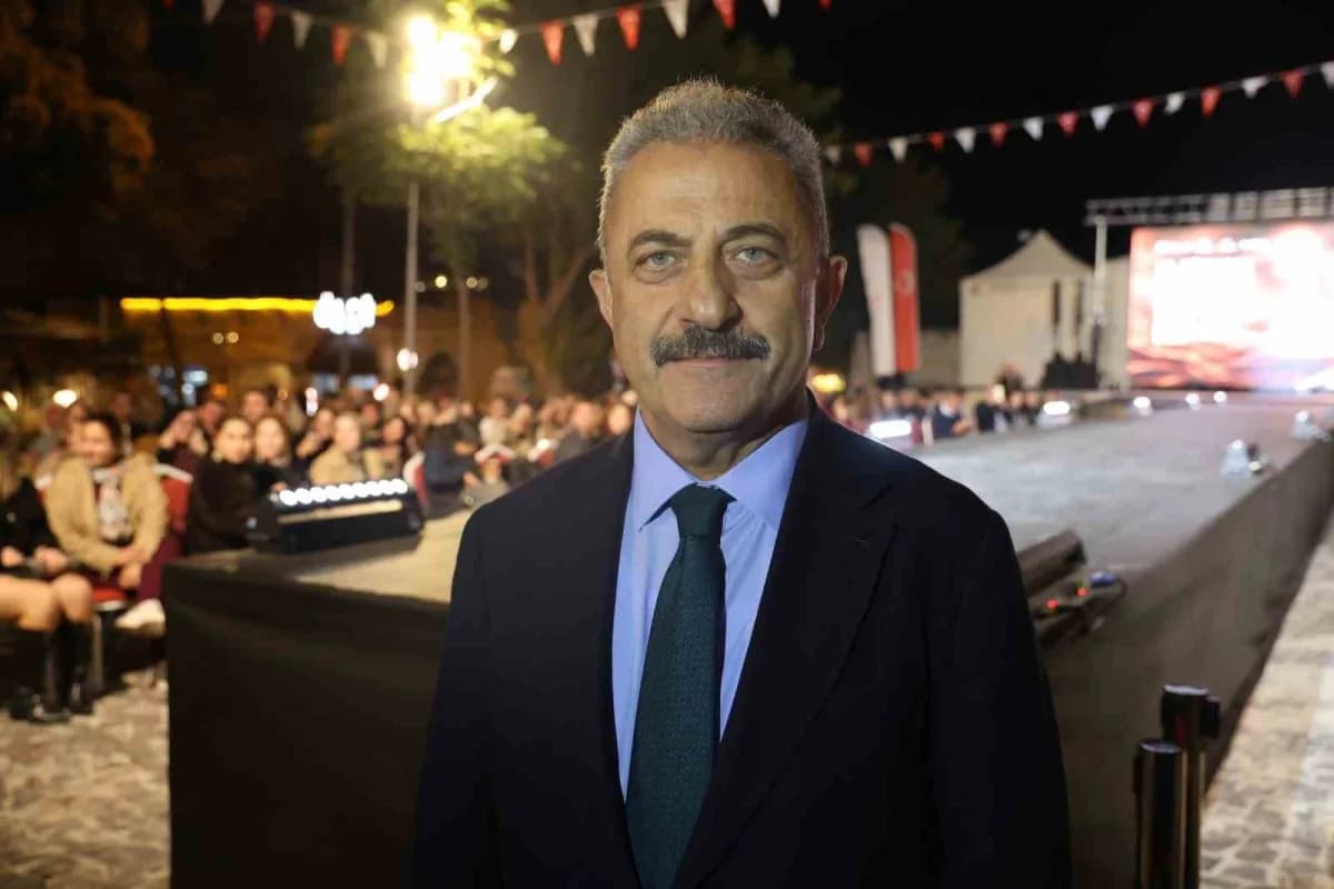 Kapadokya’da düzenlenen IX. TÜRKSOY Kadın ve Etno Moda Buluşması defilesinde geleneksel kıyafetler ve modern tasarımlar