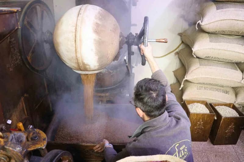 SİVAS'ta asırlık makinalarda kavrulan ve öğütülen Türk kahvesi, yurdun ve dünyanın dört bir yanından ilgi görüyor.