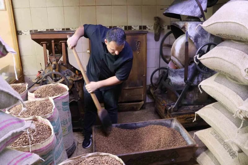 SİVAS'ta asırlık makinalarda kavrulan ve öğütülen Türk kahvesi, yurdun ve dünyanın dört bir yanından ilgi görüyor.