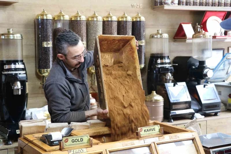 SİVAS'ta asırlık makinalarda kavrulan ve öğütülen Türk kahvesi, yurdun ve dünyanın dört bir yanından ilgi görüyor.