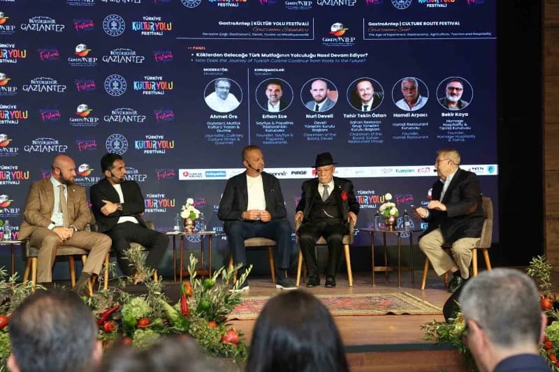 Gaziantep'te düzenlenen Türk mutfağı panelinden bir kare, katılımcılar ve Başkan Fatma Şahin