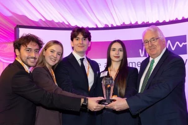 İngiltere’de Sheffield Üniversitesi’nde öğrenim gören 4 Türk öğrenci yapay zeka destekli akıllı saat