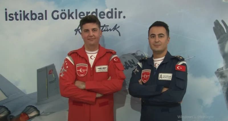 Türk Yıldızları pilotları Şanlıurfa semalarında TEKNOFEST kapsamında akrobasi gösterisi yaparken