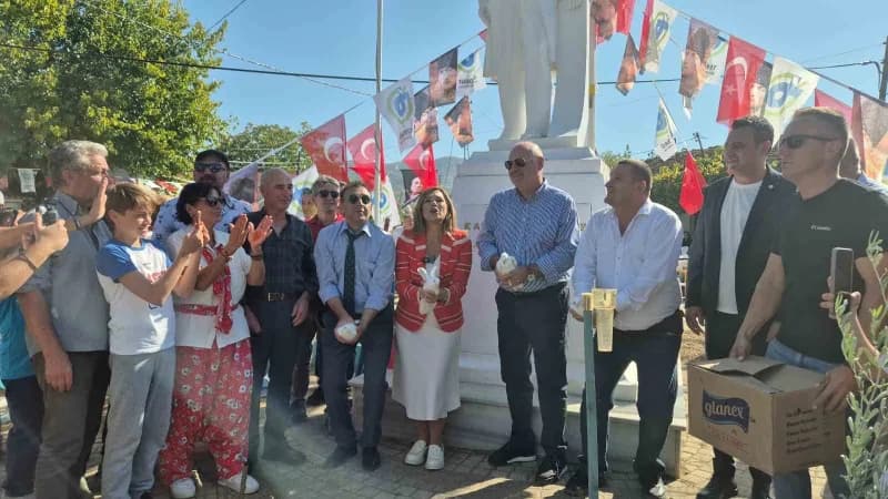Konuşmaların ardından Atatürk Anıtı’nın bulunduğu alanda güvercinler uçuruldu ve zeytin fidanı dikimi gerçekleştirildi.