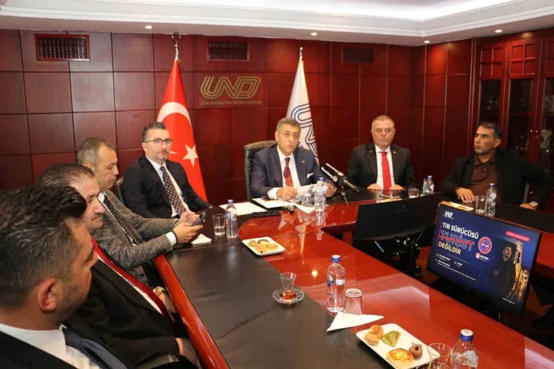 Avrupa sınır kapısında uzun TIR kuyrukları ve bekleyen tırlar
