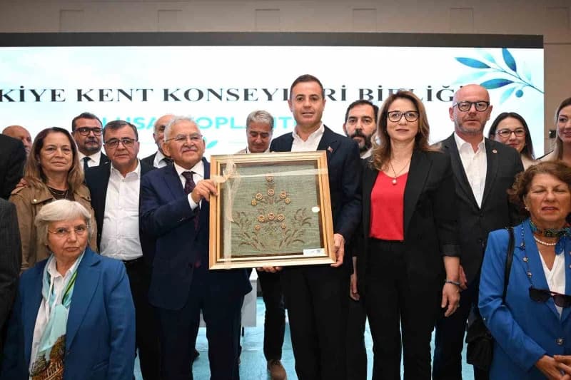 Balıkesir Büyükşehir Belediye Başkanı Ahmet Akın ve eşi Arbil Akın, Pamukçu Onhann Termal Hotel'de düzenlenen Türkiye Ke