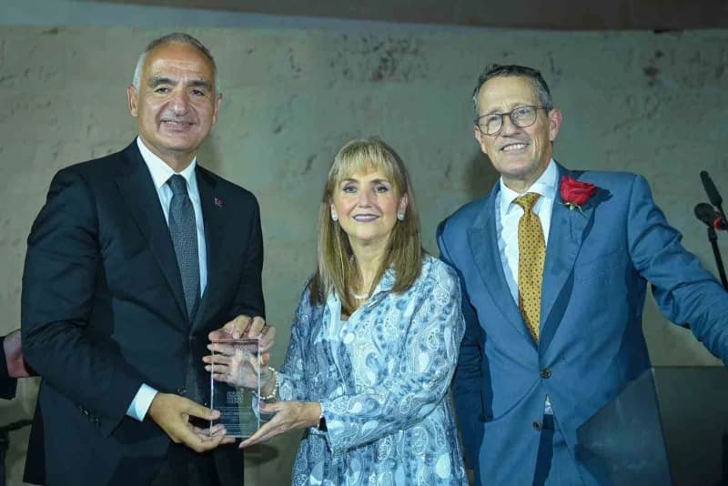Kültür ve Turizm Bakanı Mehmet Nuri Ersoy, uluslararası turizm ödül töreninde konuşma yapıyor