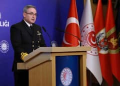 Millî Savunma Bakanlığı Basın ve Halkla İlişkiler Müşaviri Tuğamiral Zeki Aktürk basın toplantısında açıklama yapıyor