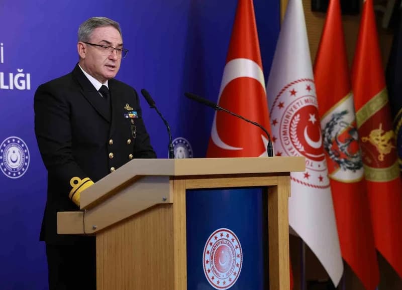 Millî Savunma Bakanlığı Basın ve Halkla İlişkiler Müşaviri Tuğamiral Zeki Aktürk basın toplantısında açıklama yapıyor