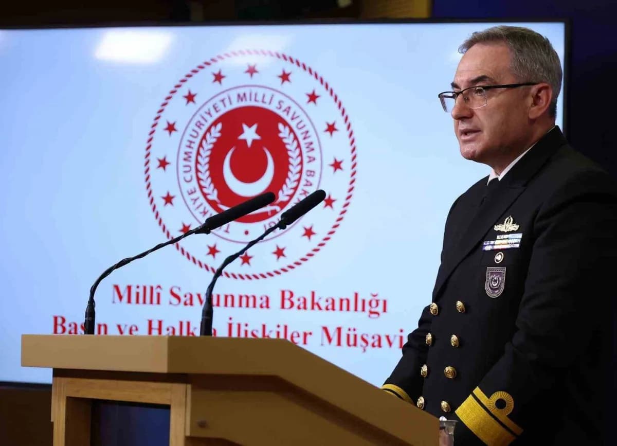 MSB Sözcüsü Tuğamiral Zeki Aktürk, Bakanlıkta düzenlenen Haftalık Basın Bilgilendirme Toplantısı’nda konuştu