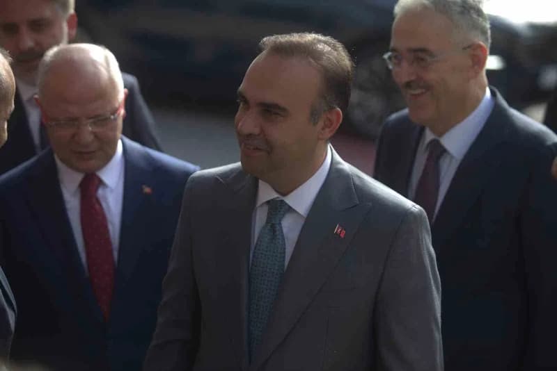 Sanayi ve Teknoloji Bakanı Mehmet Fatih Kacır Bursa Teknik Üniversitesi’nde konuşma yaparken