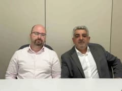 Evde bakım hizmeti alan yaşlı bir vatandaş ve sağlık çalışanı