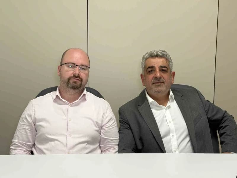 Evde bakım hizmeti alan yaşlı bir vatandaş ve sağlık çalışanı