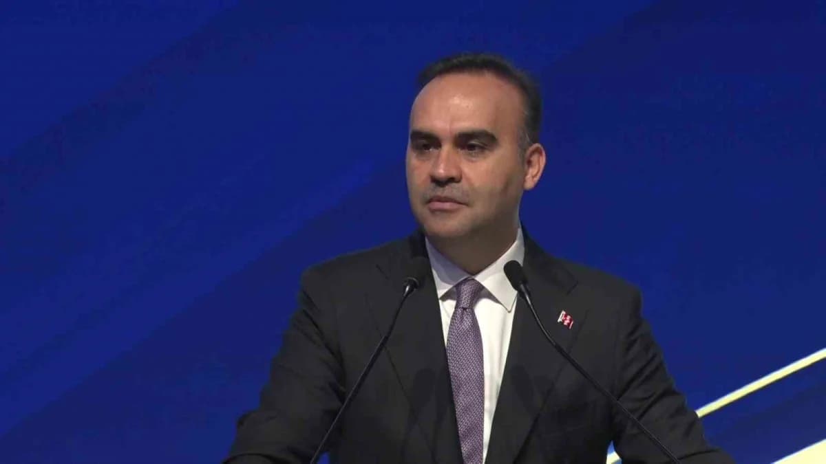 Sanayi ve Teknoloji Bakanı Mehmet Fatih Kacır, İstanbul Finans Merkezi'nde yatırım zirvesinde konuşma yaparken