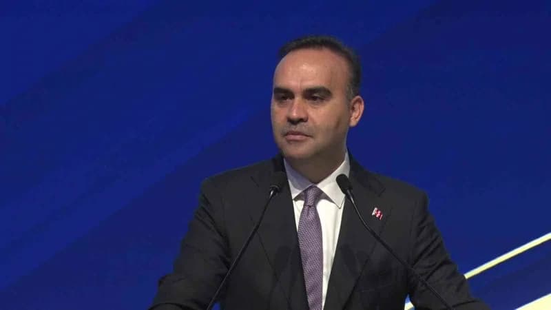 Sanayi ve Teknoloji Bakanı Mehmet Fatih Kacır, İstanbul Finans Merkezi'nde yatırım zirvesinde konuşma yaparken