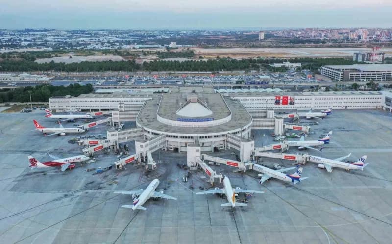 Türkiye genelinde havalimanlarında uçak ve yolcu trafiği yoğunluğu