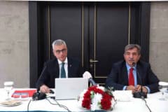 Sağlık Bakanı Kemal Memişoğlu konuşma yaparken mikrofon önünde duruyor