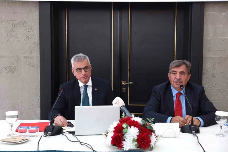 Sağlık Bakanı Kemal Memişoğlu konuşma yaparken mikrofon önünde duruyor