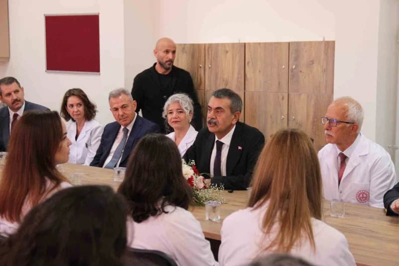 Milli Eğitim Bakanı Yusuf Tekin, okul içerisini gezerek öğretmenlerle bir araya geldi.