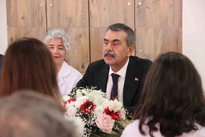Milli Eğitim Bakanı Yusuf Tekin, okul içerisini gezerek öğretmenlerle bir araya geldi.
