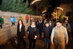 TÜRKSOY temsilcileri Talas Türkçe Sokağı'nda Türk devletlerinin bayrakları önünde inceleme yapıyor