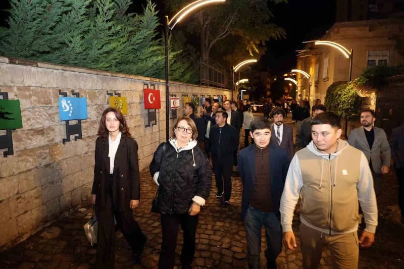 TÜRKSOY temsilcileri Talas Türkçe Sokağı'nda Türk devletlerinin bayrakları önünde inceleme yapıyor