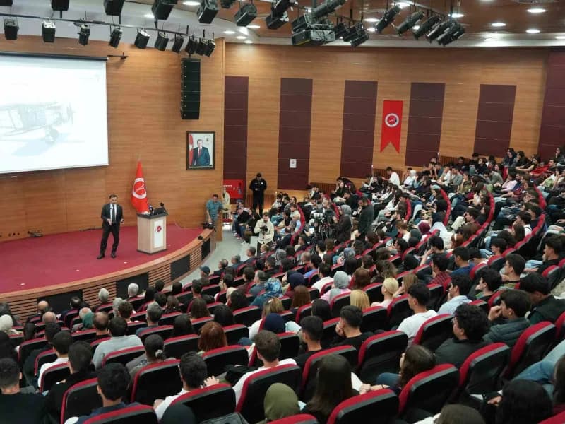 Kastamonu Üniversitesinde gerçekleştirilen "Genç Nesille 6. Nesil" programına TUSAŞ Genel Müdürü Dr. Mehmet Demiroğlu ko