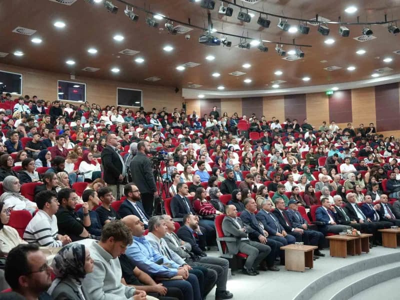 Programa akademisyenler ve öğrenciler yoğun ilgi gösterdi.
