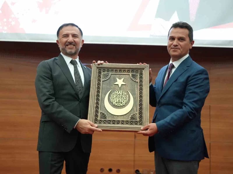 Konuşmanın ardından Kastamonu Üniversitesi Rektörü Prof. Dr. Ahmet Hamdi Topal tarafından Demiroğlu’na teşekkür belgesi
