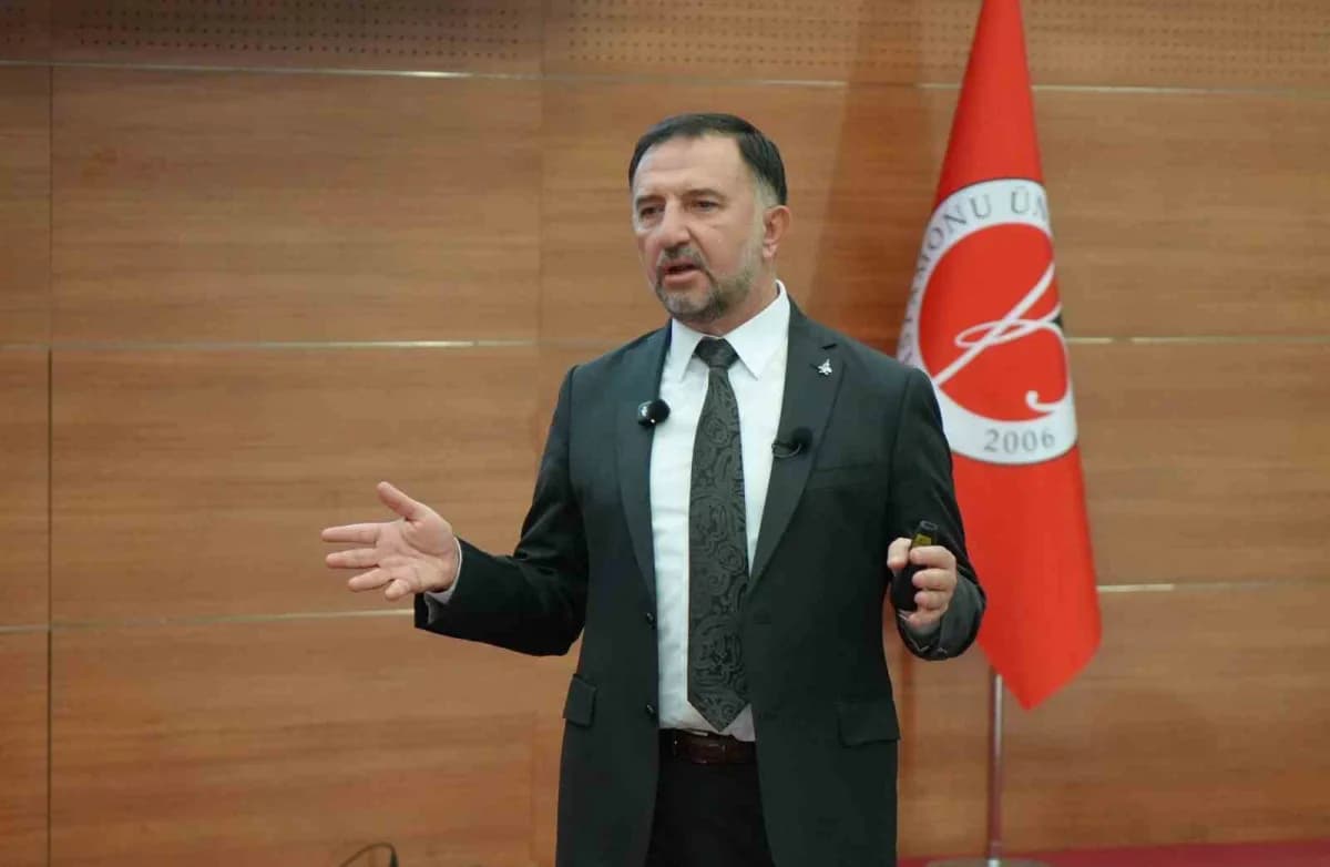 Kastamonu Üniversitesinde, öğrencilerle bir araya gelen TUSAŞ Genel Müdürü Dr. Mehmet Demiroğlu, "KAAN’ı inşallah bu yıl