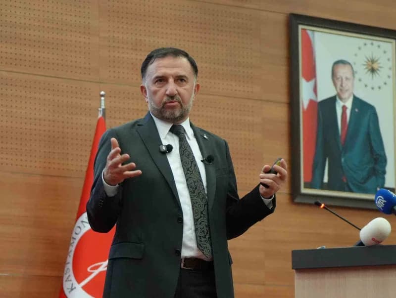 TUSAŞ Genel Müdürü Dr. Mehmet Demiroğlu Kastamonu Üniversitesinde öğrencilerle konuşma yaparken