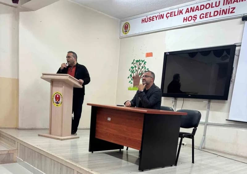 Van Tuşba Hüseyin Çelik Kız Anadolu İmam Hatip Lisesinde veli toplantısı yapılıyor