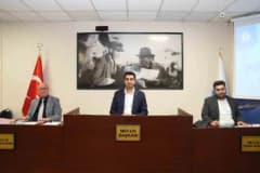 Tuzla Belediyesi Meclis Salonu’nda 2027 bütçe sunumu yapılırken belediye başkanı konuşma yapıyor