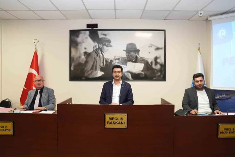 Tuzla Belediyesi Meclis Salonu’nda 2027 bütçe sunumu yapılırken belediye başkanı konuşma yapıyor