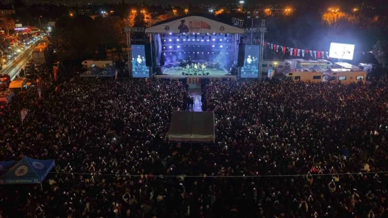 Saatlerinde Tuzla Sahil’de düzenlenen Edis konseriyle taçlandı. Tuzla Belediye Başkanı Av. Eren Ali