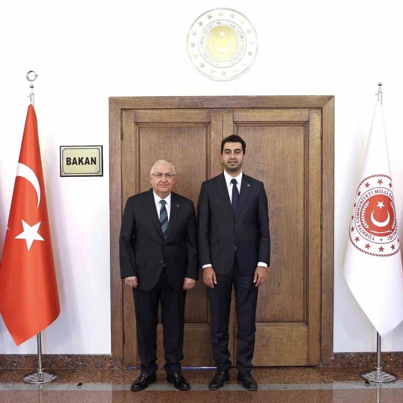 Tuzla Belediye Başkanı eren Ali Bingöl ve Millî Savunma Bakanı Yaşar Güler.