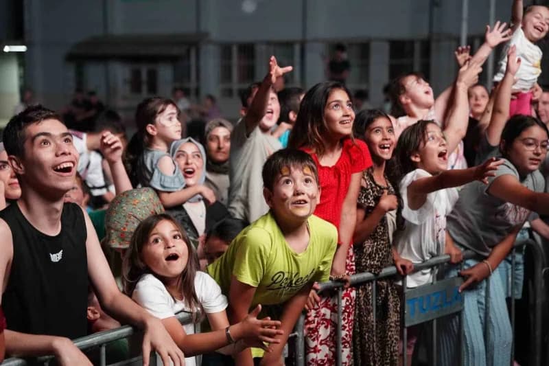 Tuzla’da düzenlenen Uluslararası Çocuk Film Festivali kapsamında çocuklar film izliyor