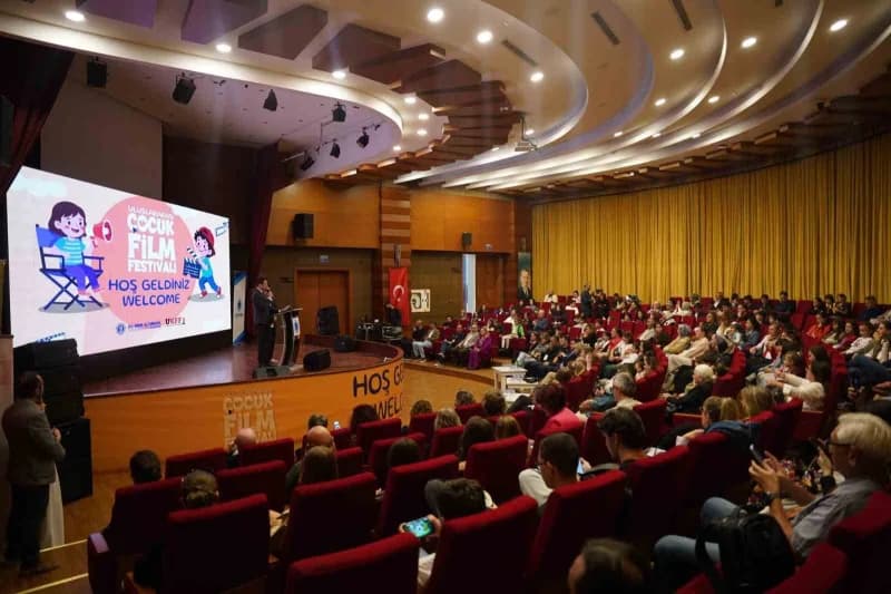 Tuzla Uluslararası Çocuk Film Festivali kapsamında çocuklar film gösterimlerinde ve etkinliklerde bir arada