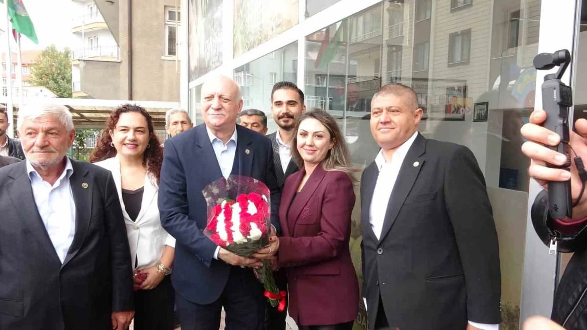 Türkiye Ziraat Odaları Birliği (TZOB) Genel Başkanı Şemsi Bayraktar, Isparta Ziraat Odası Başkanlığı'nı ziyaret etti.