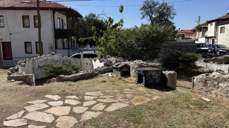 Muğla'nın Menteşe ilçesindeki Üç Erenler Türbesi'nin kalıntıları, yapılan konservasyon çalışmasına rağmen korunamadı
